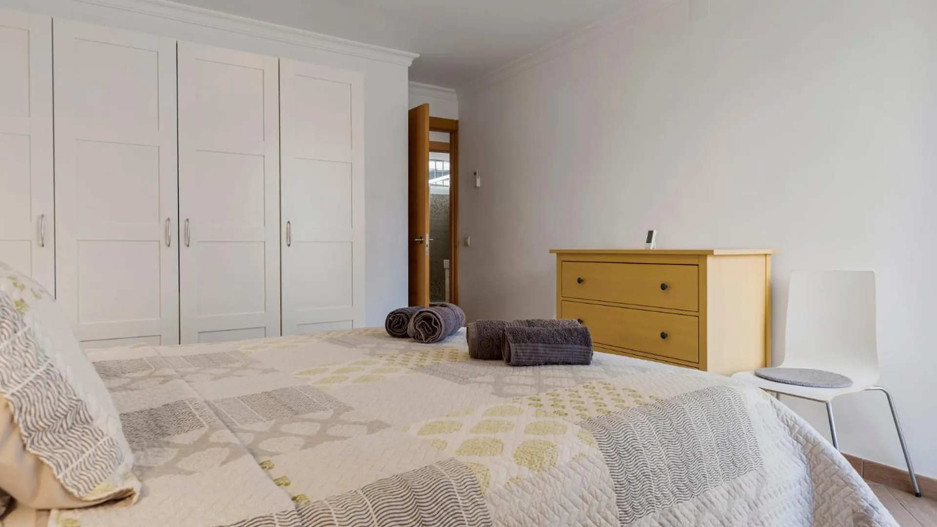 Sunny Apartment In The Center, 5 Min. From The Beach 푸엔히롤라 스페인