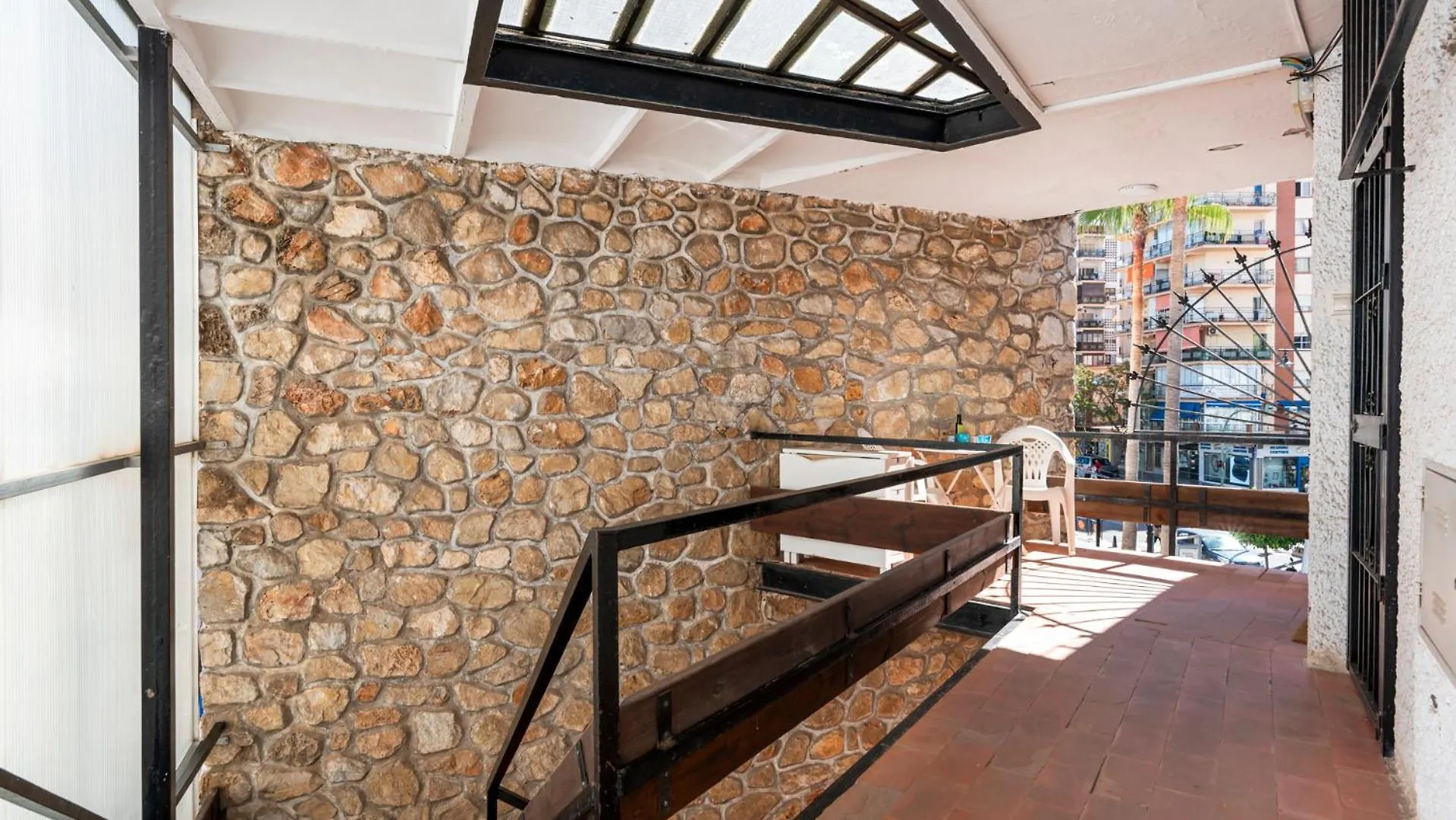 Sunny Apartment In The Center, 5 Min. From The Beach 푸엔히롤라