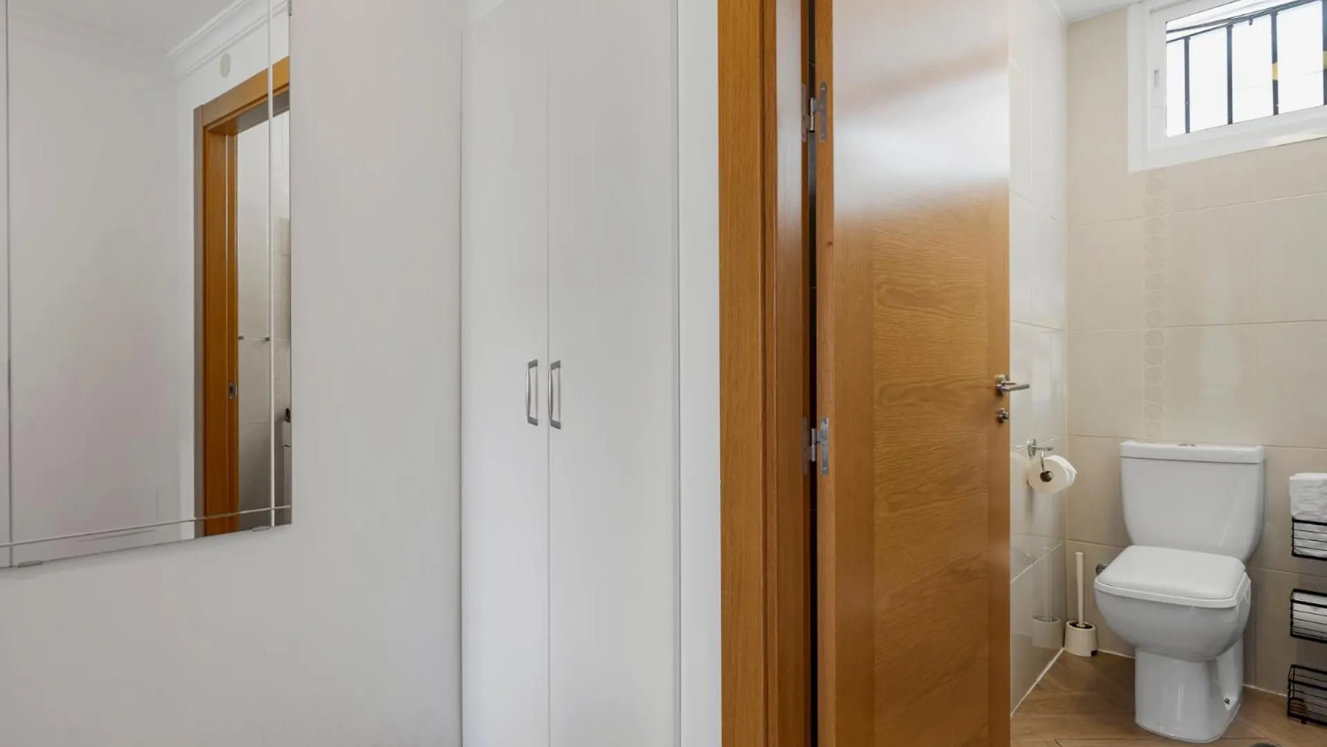 Sunny Apartment In The Center, 5 Min. From The Beach 푸엔히롤라