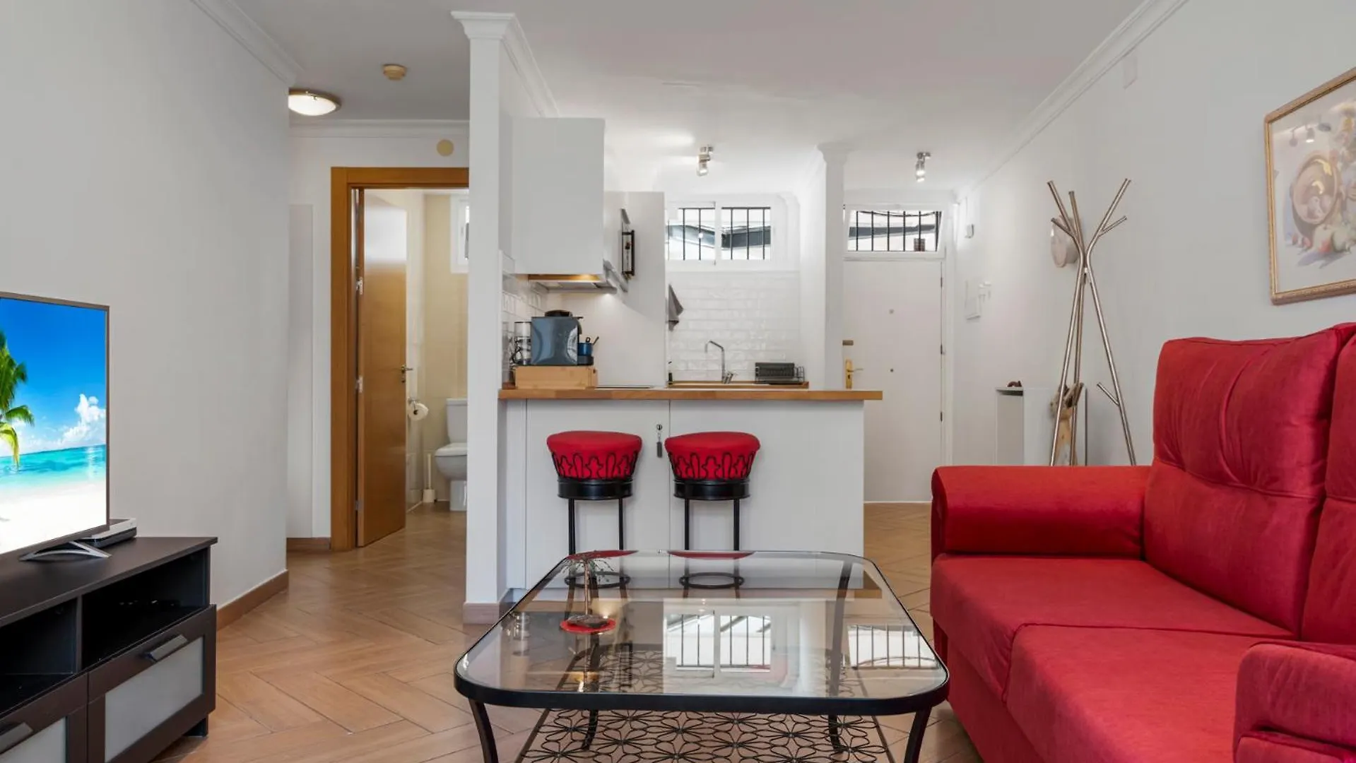 Sunny Apartment In The Center, 5 Min. From The Beach 푸엔히롤라