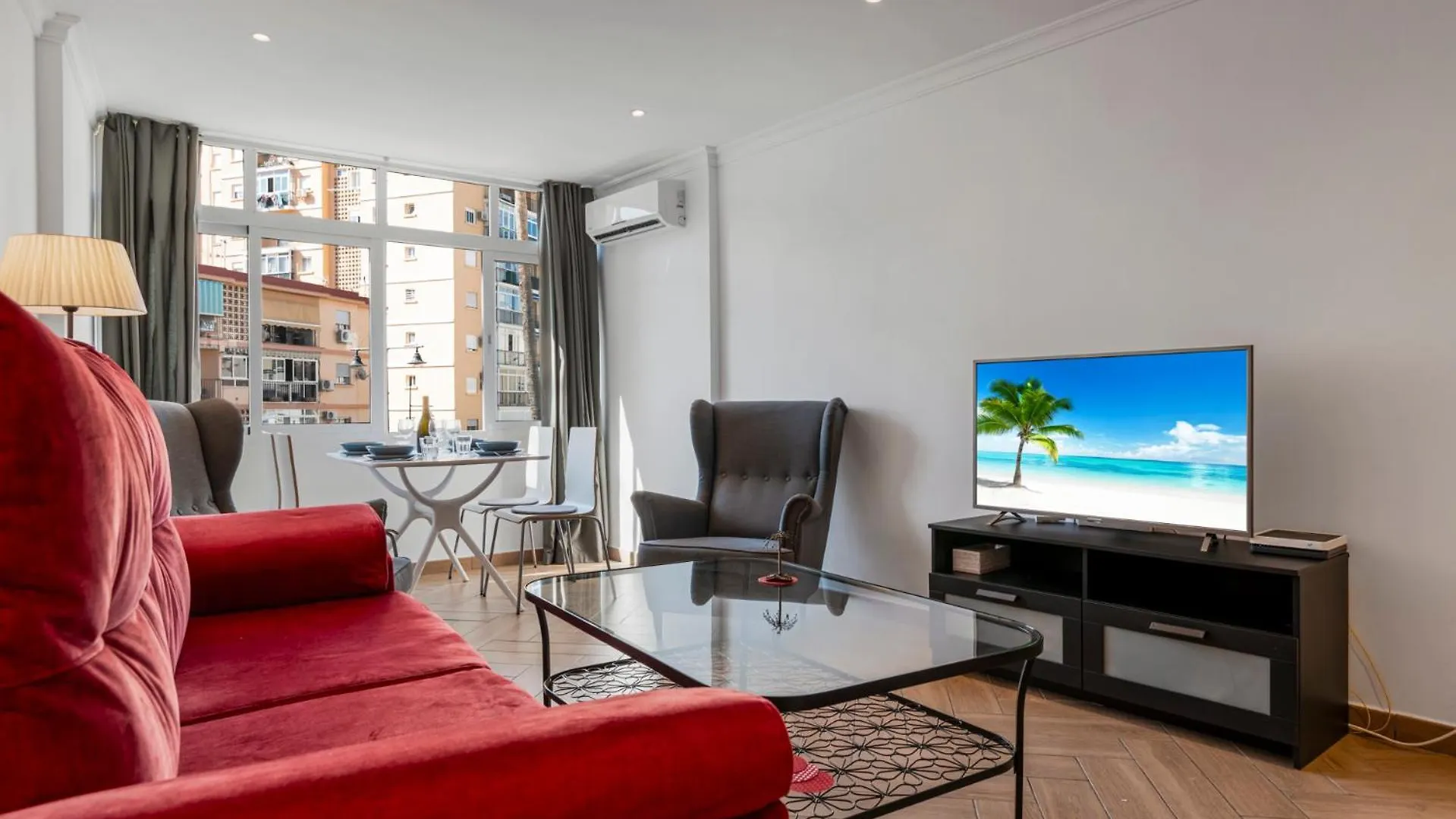 Sunny Apartment In The Center, 5 Min. From The Beach 푸엔히롤라