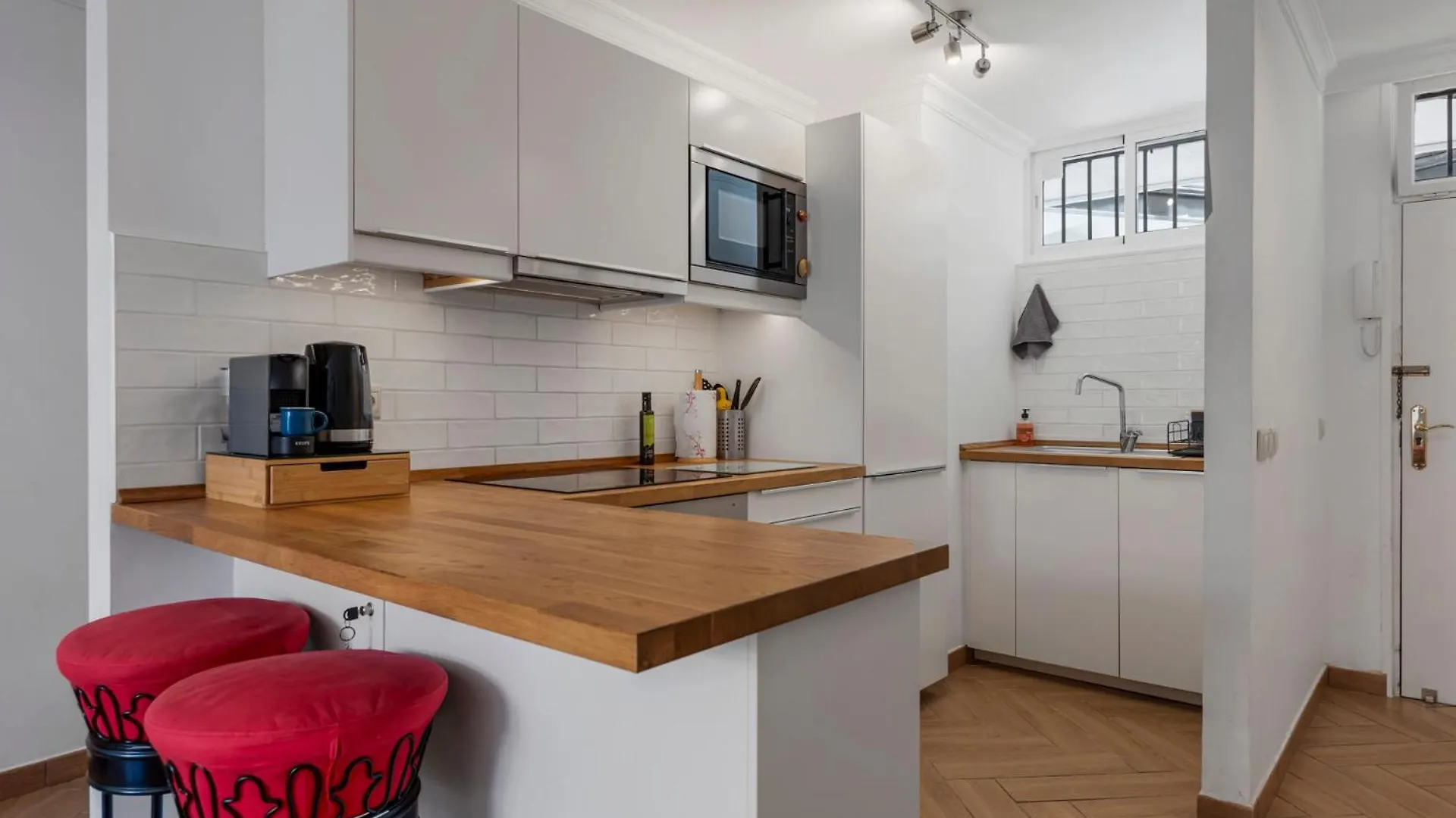Sunny Apartment In The Center, 5 Min. From The Beach 푸엔히롤라