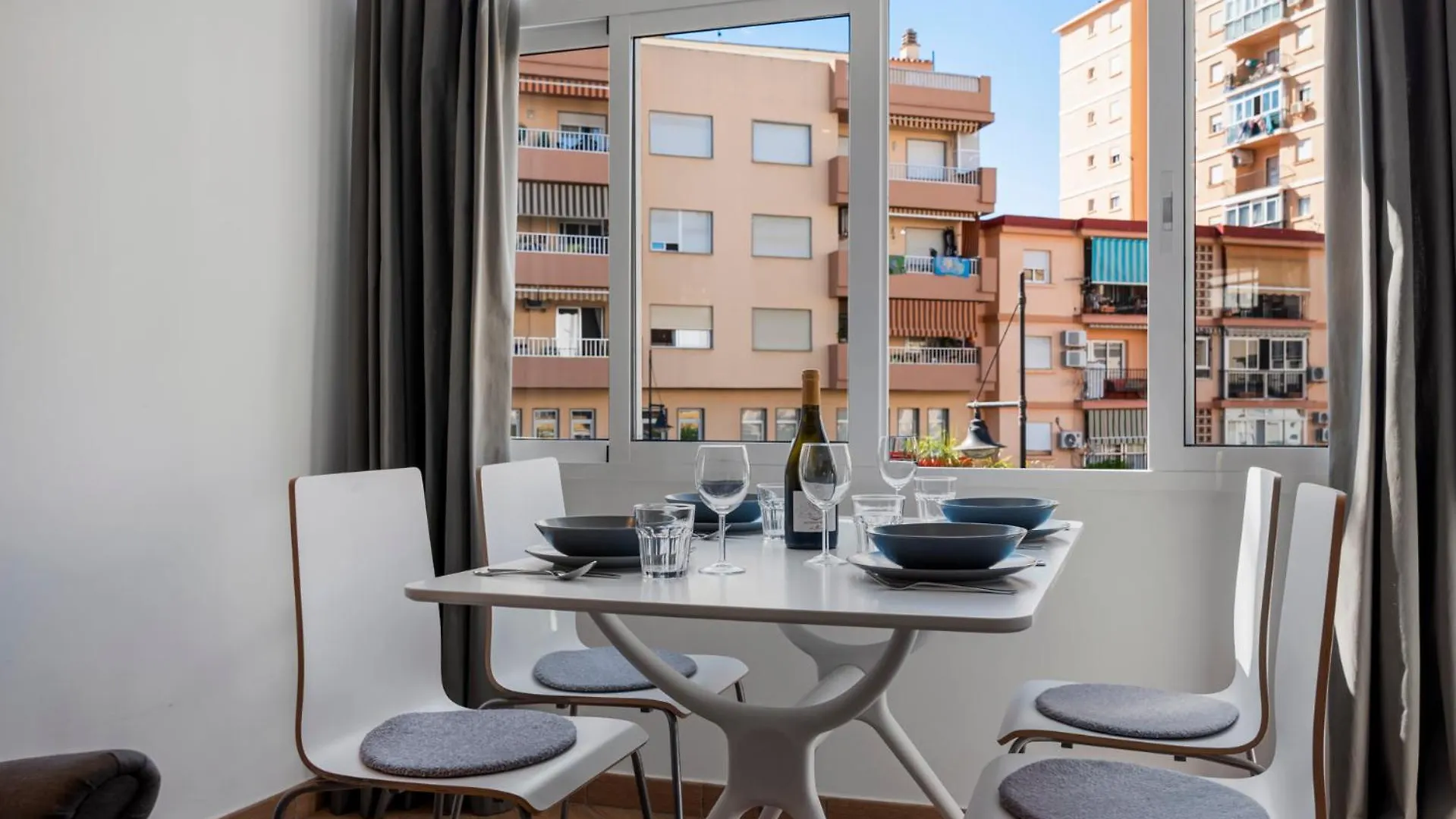 Sunny Apartment In The Center, 5 Min. From The Beach 푸엔히롤라 스페인