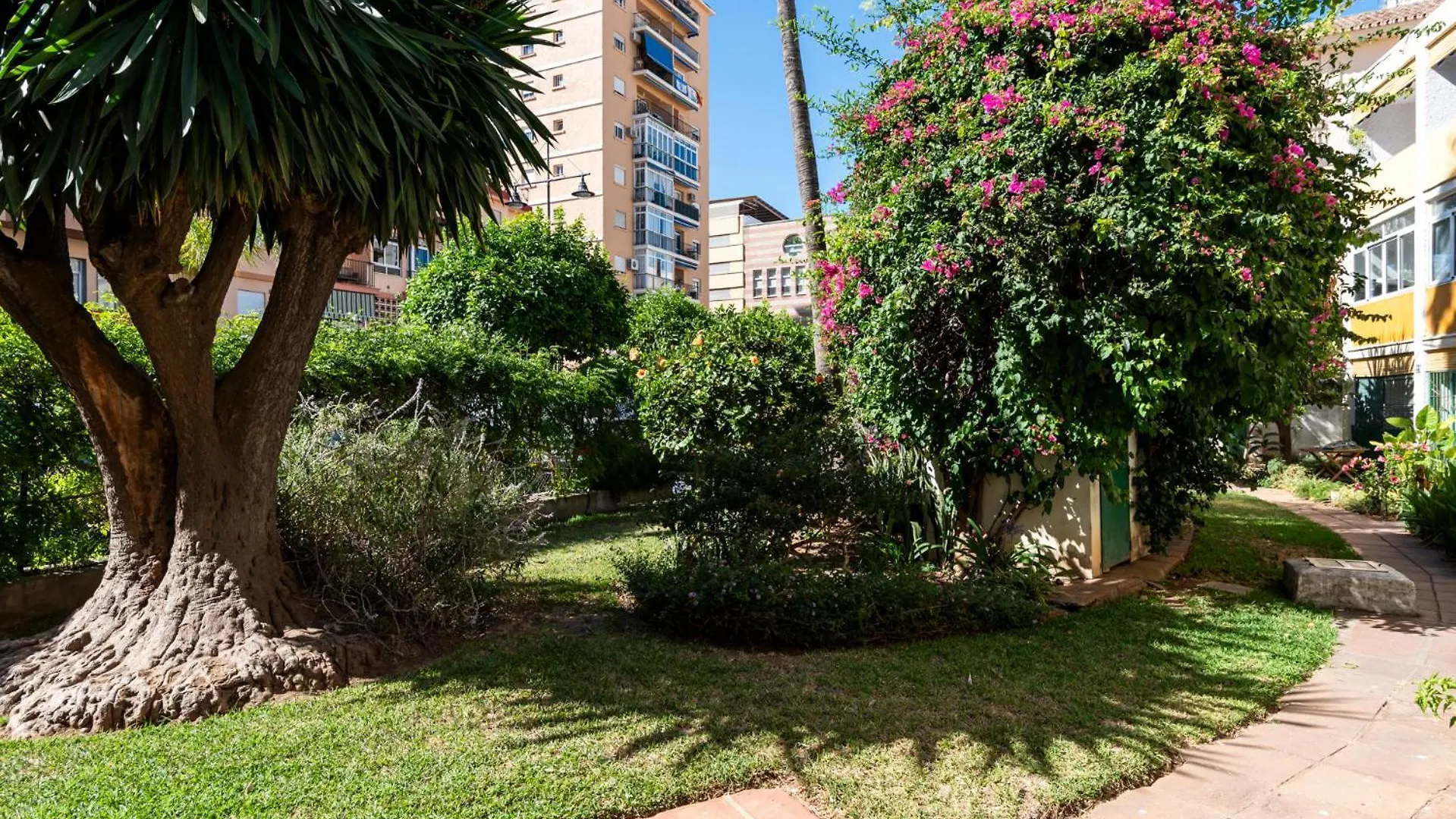 Sunny Apartment In The Center, 5 Min. From The Beach 푸엔히롤라